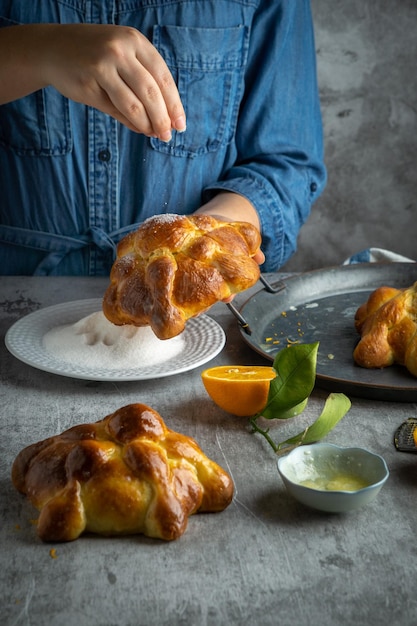 Kobieta Przygotowująca Chleb Zmarłych Pan De Muertos Na Meksykański Dzień Zmarłych