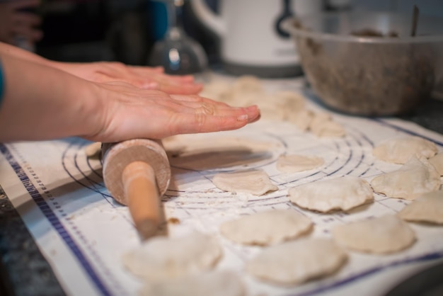 Kobieta Przygotowująca Pierogi W Kuchni