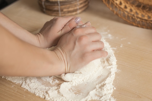 Kobieta Przygotowuje Ciasto. Zbliżenie Wciąż Kobiet `s Ręki Z Córką I Mąką. Włoski Proces Przygotowywania Potraw.