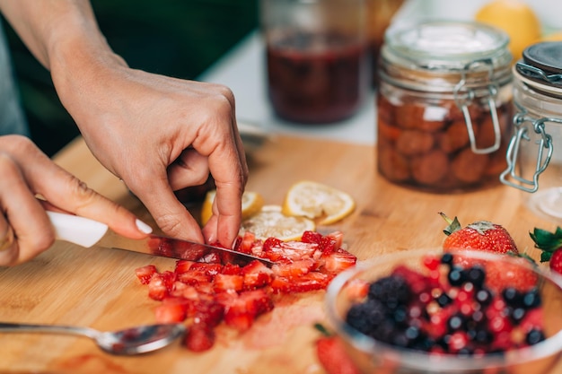 Zdjęcie kobieta przygotowuje owoce do fermentacji