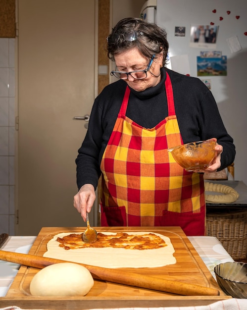 Kobieta Przygotowuje Słodkie Ciasto Z Dżemem