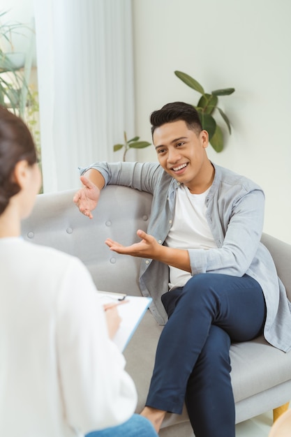 Kobieta psycholog z klientem w biurze