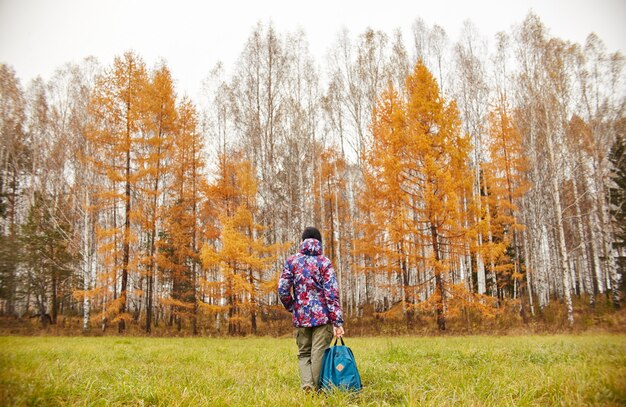 Kobieta raduje się po przybyciu jesieni. Dziewczyna w polu