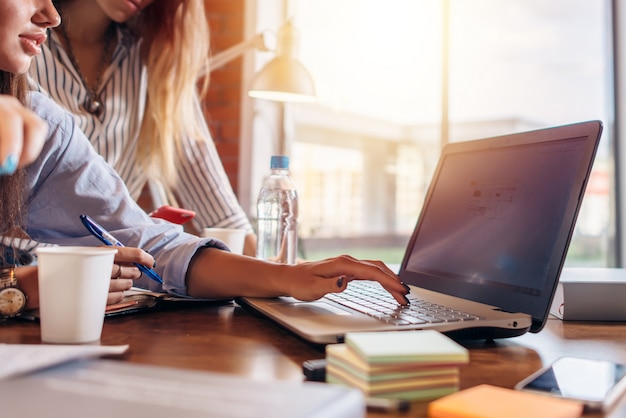 Kobieta ręce, wpisując na klawiaturze laptopa