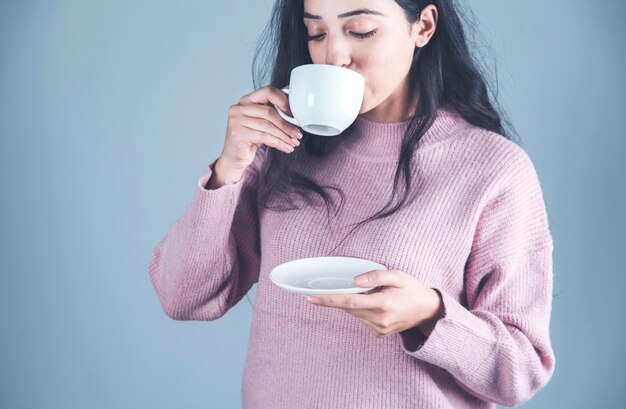 Kobieta ręka filiżanka herbaty lub kawy