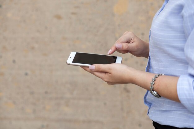 Kobieta ręka inteligentny telefon na ulicy