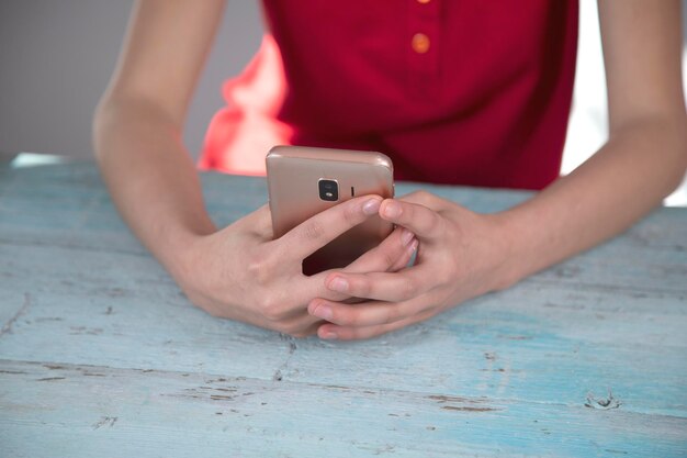 Kobieta ręka inteligentny telefon w tabeli