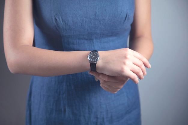 Kobieta ręka trzyma czarny zegarek