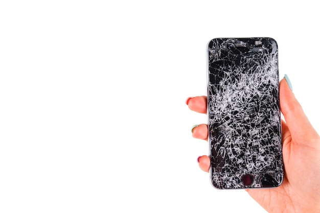 Kobieta ręka trzyma uszkodzony ekran nowoczesny mobilny smartfon i uszkodzenia. Telefon się zawiesił i zarysował. Urządzenie zniszczone. Smash gadget