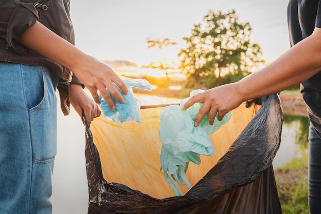 Kobieta Ręka Zbierając śmieci W Plastikowej Torbie Do Czyszczenia W Parku