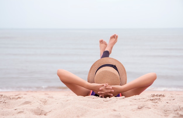 kobieta relaks na plaży podczas letnich wakacji.