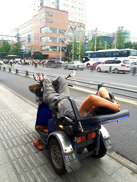 Zdjęcie kobieta relaksująca się na skuterze
