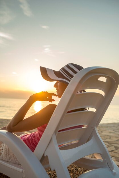 Kobieta relaksująca się na tropikalnej plaży