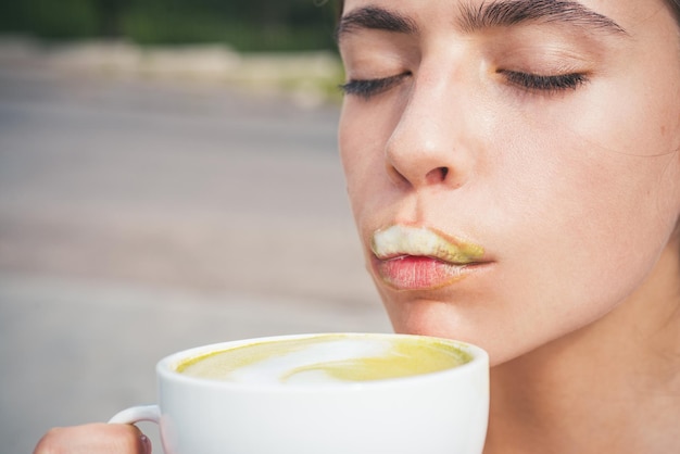 Kobieta relaksuje się w kawiarni i pije idealny poranek z zieloną kawą kobieta pije japońską herbatę z kubka Wczesna poranna ceremonia parzenia herbaty matcha latte dziewczyny Świeża herbata, aby kontynuować przygodę