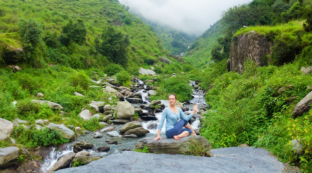 Kobieta robi Ardha matsyendrasanaasana asana na zewnątrz