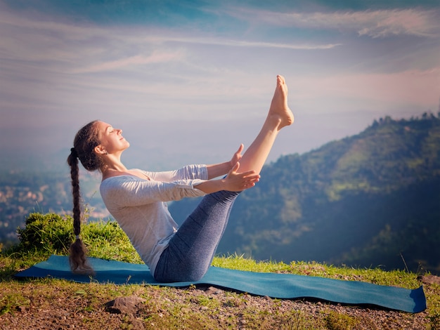 Kobieta Robi Ashtanga Vinyasa Yoga Asana Navasana - łódkowata Poza