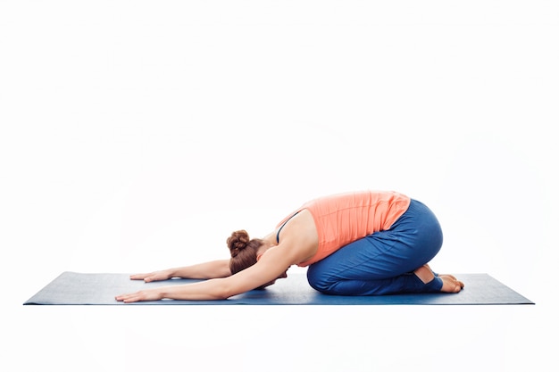 Kobieta robi Ashtanga Vinyasa Yoga relaksacyjny asana Balasana chil