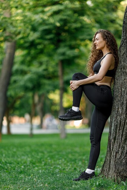 Kobieta robi ćwiczenia rozciągające przed bieganiem