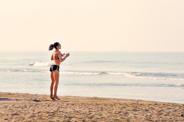 Kobieta robi joga na plaży