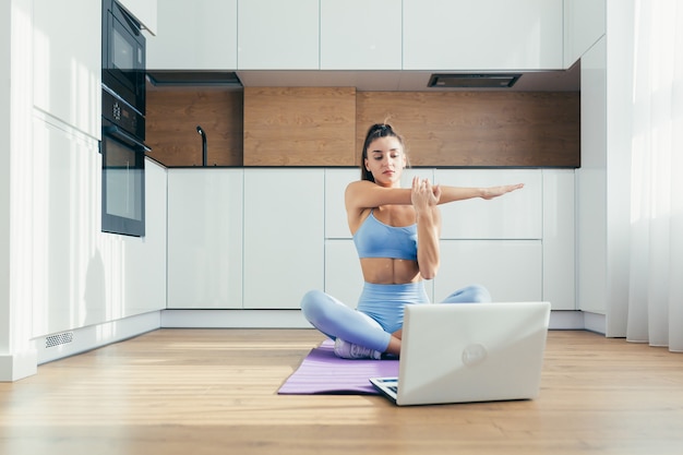 kobieta robi joga w domu