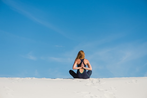 Kobieta robi medytację i namaste z tyłu