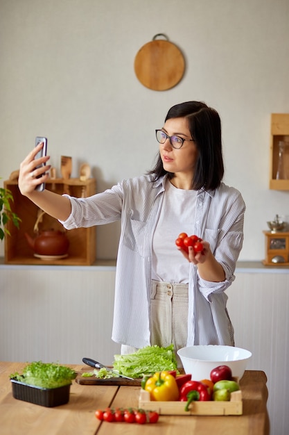 Kobieta robi selfie lub robi lekcję wideo o gotowaniu