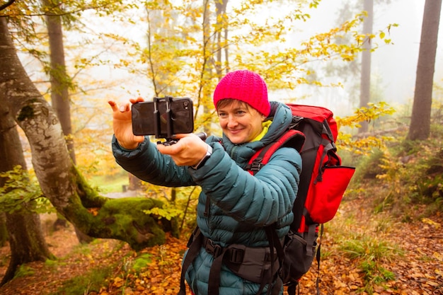 Kobieta Robi Selfie Podczas Wędrówki Po Lesie