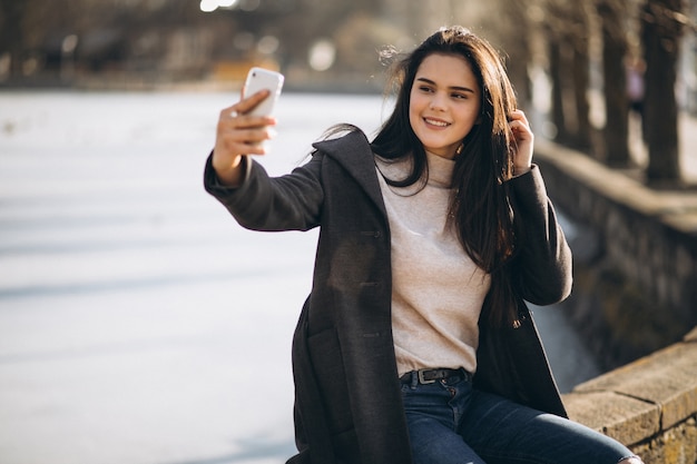 Kobieta robi selfie w parku