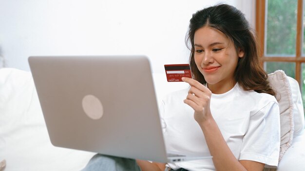 Kobieta robi zakupy lub płaci rachunki online w Internecie vivancy shopping