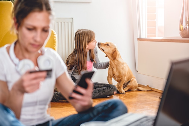 Kobieta Robi Zakupy Online I Używa Karty Kredytowej