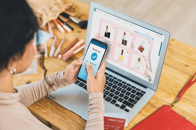 Zdjęcie kobieta robi zakupy online na rynku internetowym, przegląda artykuły na sprzedaż dla nowoczesnego stylu życia i używa karty kredytowej do płatności online z portfela chronionego przez kluczowe oprogramowanie bezpieczeństwa cybernetycznego