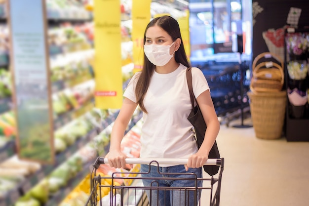 Kobieta Robi Zakupy W Supermarkecie Z Maską