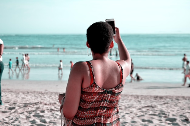 Kobieta robiąca selfie na plaży