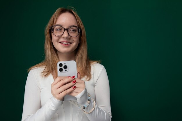 Kobieta robiąca selfie telefonem komórkowym