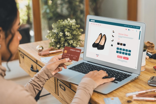 Zdjęcie kobieta robiąca zakupy online na rynku internetowym, przeglądająca produkty na sprzedaż dla nowoczesnego stylu życia i używająca karty kredytowej do płatności online z portfela chronionego przez kluczowe oprogramowanie zabezpieczające cyber