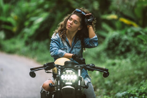 Kobieta rowerzysta jazdy motocyklem Racer kawiarni