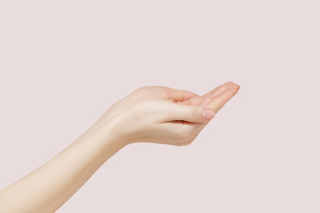 Kobieta rozciąga ręce na bok, demonstrując pustą przestrzeń na dłoniach