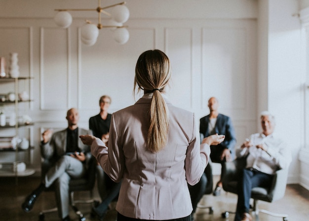 Kobieta rozmawia na seminarium