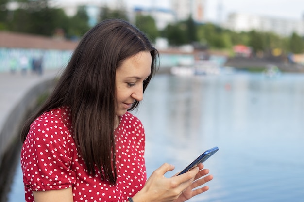 Kobieta Rozmawia Przez Telefon Komórkowy