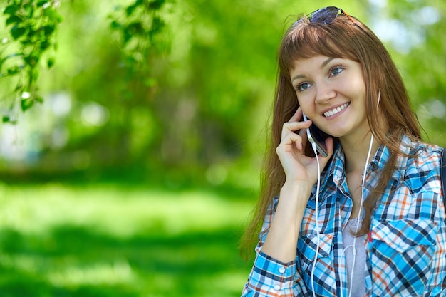 Kobieta Rozmawia Przez Telefon W Letnim Parku