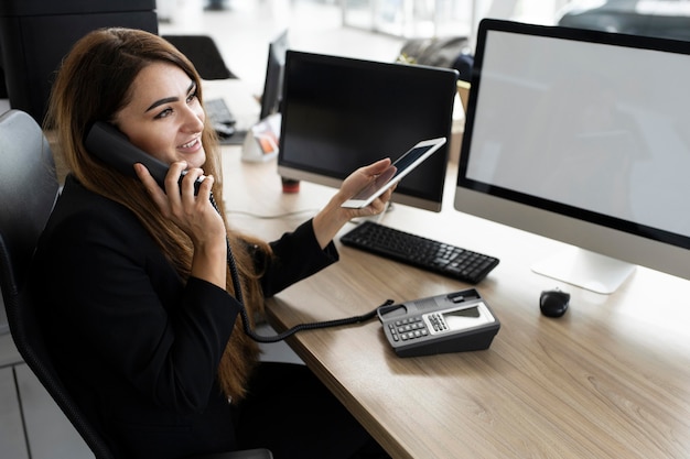 Zdjęcie kobieta rozmawia przez telefon