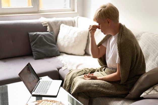 Kobieta rozmawiająca z lekarzem online średni strzał