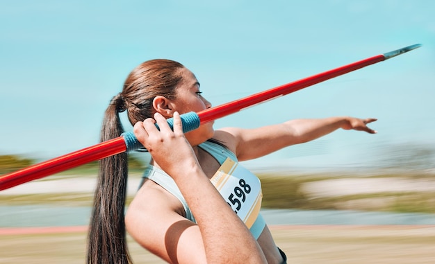 Zdjęcie kobieta rzucająca włócznią i zawodniczka w zawodach sportowych lub szkoleniach olimpijskich w fitness na boisku stadionowym aktywna kobieta lub zawodnica sportowa rzucający włóczęgą lub kijem na odległość