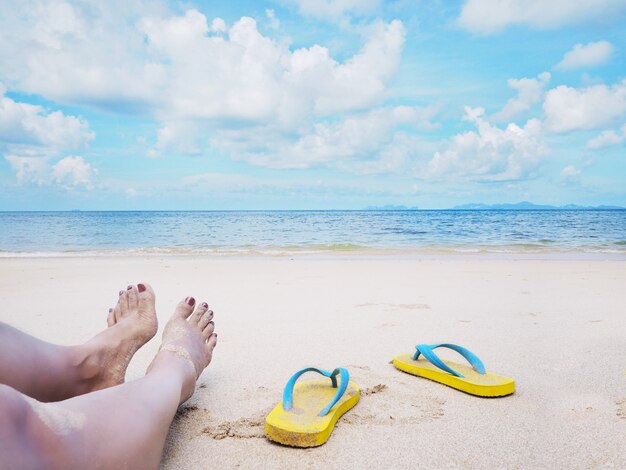 Kobieta Selfie Boso I żółte Sandały Na Plaży.