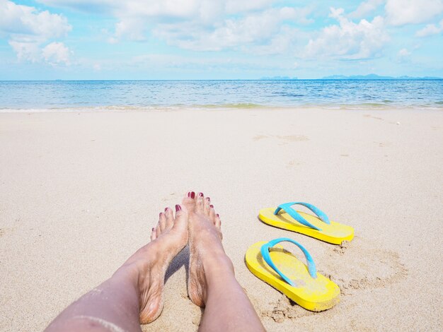 Kobieta Selfie Boso I żółte Sandały Na Plaży.