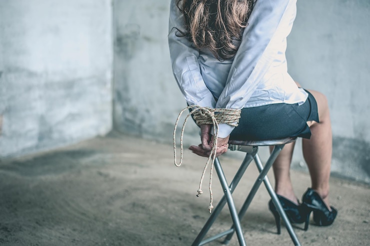 Zdjęcie kobieta siedząca na krześle przy ścianie w mieście