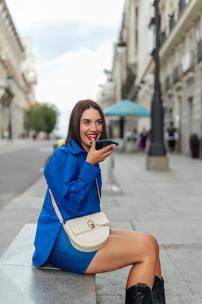 Kobieta Siedząca Na Ulicy Dzwoniąca Przez Telefon