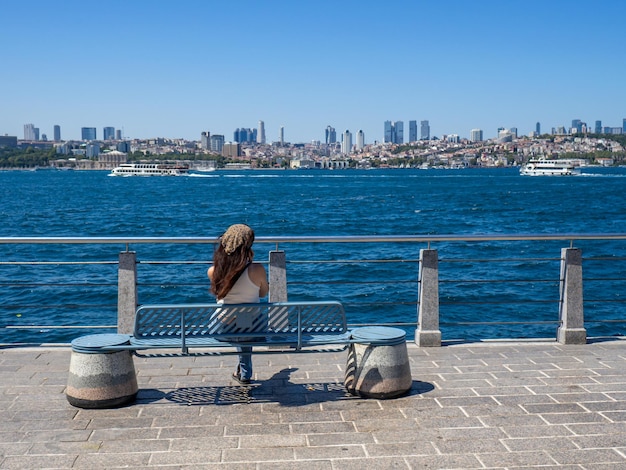 kobieta siedząca samotnie na ławce nad morzem
