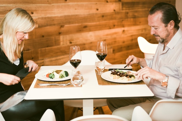 Zdjęcie kobieta siedząca w restauracji