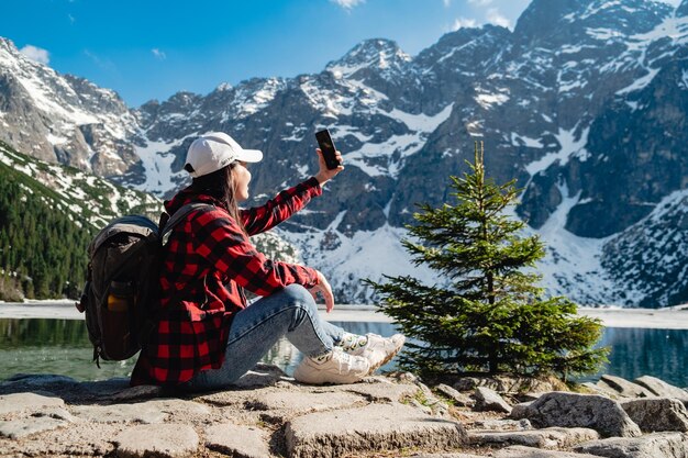 Kobieta siedzi na brzegu jeziora Morskie Oko Tatry